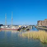Charmante Kapiteinshut Op Historisch Schip De Hoop
