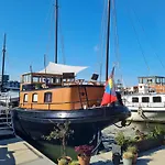 Charmante Kapiteinshut Op Historisch Schip De Hoop